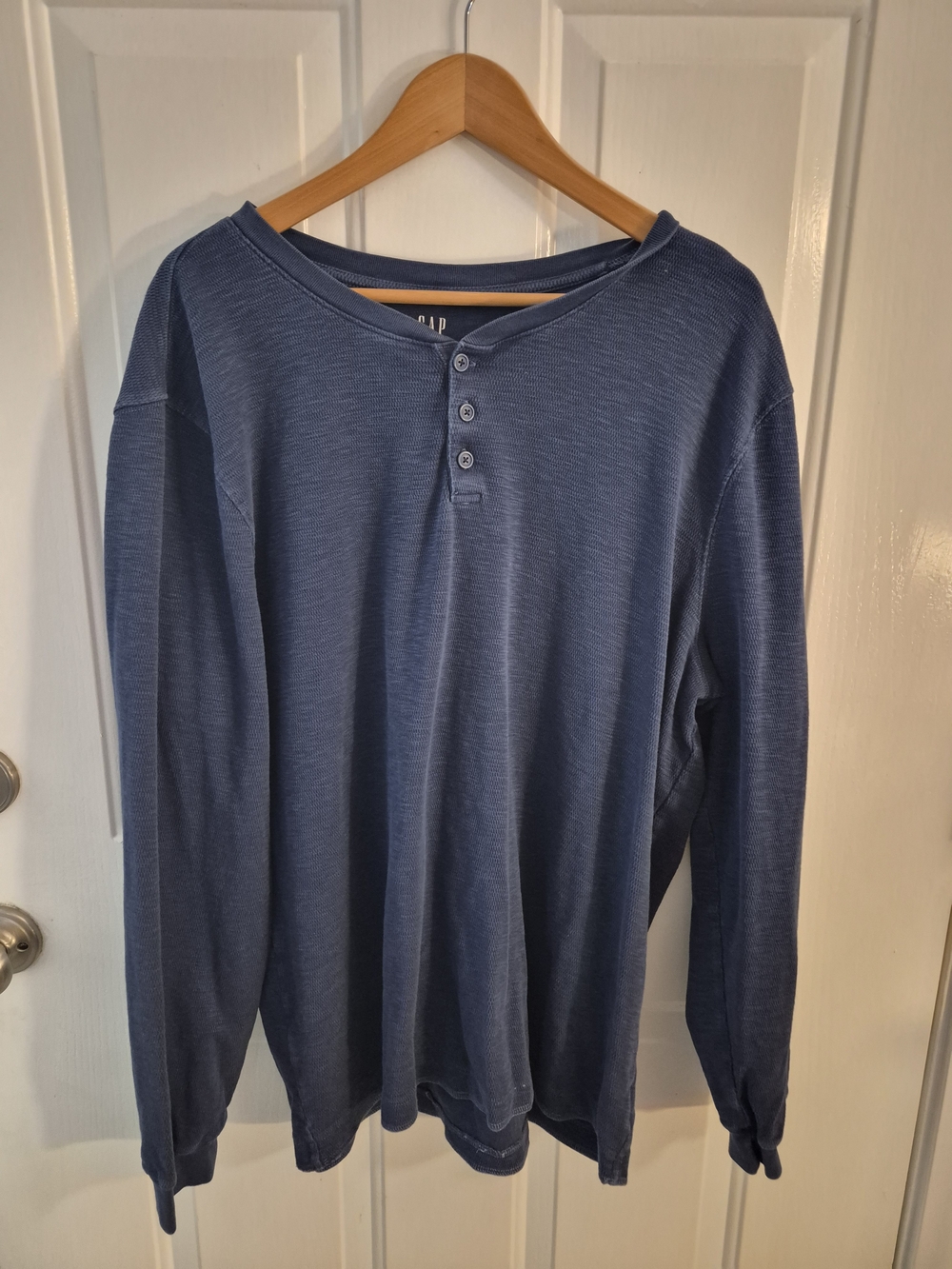 GAP Men's Long-Sleeve Henley in Heather Navy